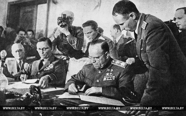 Акт о безоговорочной капитуляции фашистской Германии подписывает представитель Советского Верховного главнокомандования Маршал Советского Союза Г.К.Жуков. 1945 год