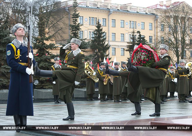 Во время церемонии возложения цветов и венков к монументу Победы в Минске