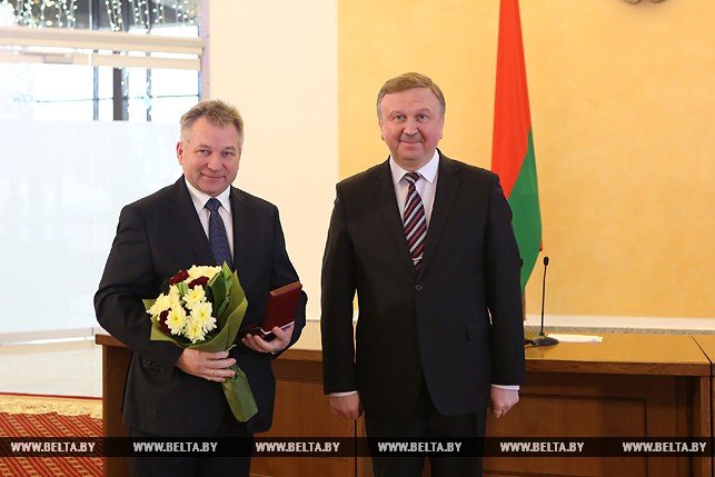 Премьер-министр Беларуси Андрей Кобяков награждает врача-невролога 5-й городской клинической больницы Иосифа Михневича