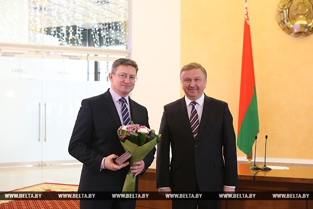 Премьер-министр Беларуси Андрей Кобяков награждает врача-хирурга Гомельской областной клинической больницы Игоря Сушкина