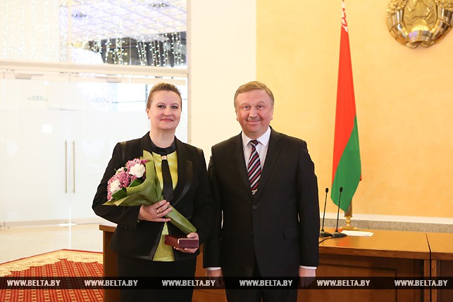 Премьер-министр Беларуси Андрей Кобяков награждает повара Лидского филиала Гродненского потребительского общества Аллу Байко