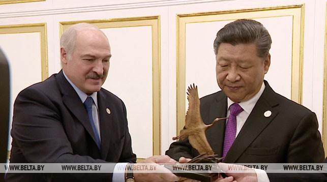 Александр Лукашенко и Си Цзиньпин во время обмена подарками