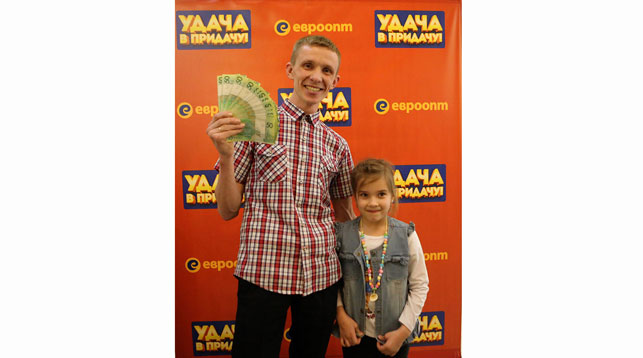 Валерий Юданов из Борисова с дочкой Софией: "Мы с супругой так рады этому выигрышу! У нас ребенок находится на дорогостоящем лечении, и деньги очень нужны".