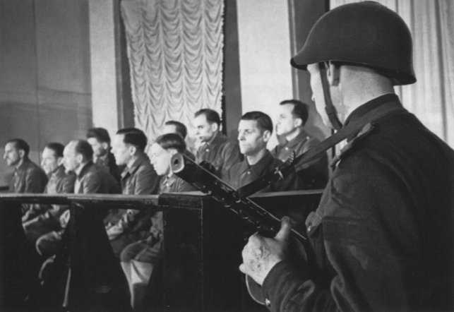 Судебный процесс над немецко-фашистскими преступниками в Белорусской ССР. Минск, 24 января 1946 года. Фото из журнала "Родина".