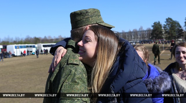 Военнослужащая Дарья Хорук прощается со своим командиром.