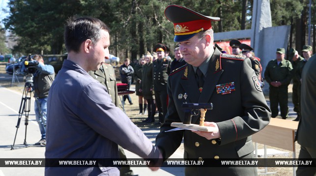 Андрей Равков награждает отличников службы.