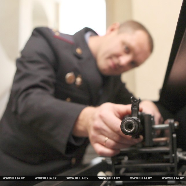 Главный эксперт отдела криминалистических экспертиз подполковник юстиции Игорь Фирсенков проводит баллистическую экспертизу на новом комплексе