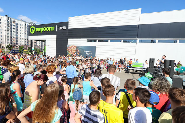 Жители микрорайона Брилевичи с нетерпением ждали открытия супермаркета