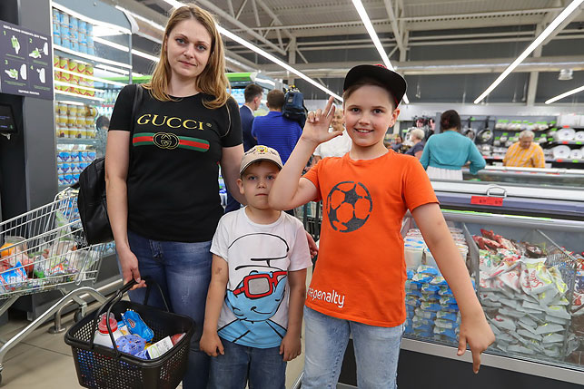 Валентина Соколовская пришла на открытие вместе с сыновьями Михаилом и Тимофеем: "Живем напротив, так что часто будем заходить!"