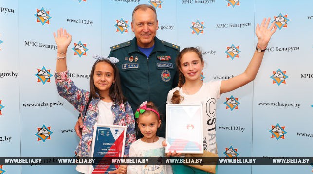Министр по чрезвычайным ситуациям Владимир Ващенко с детьми участников викторины