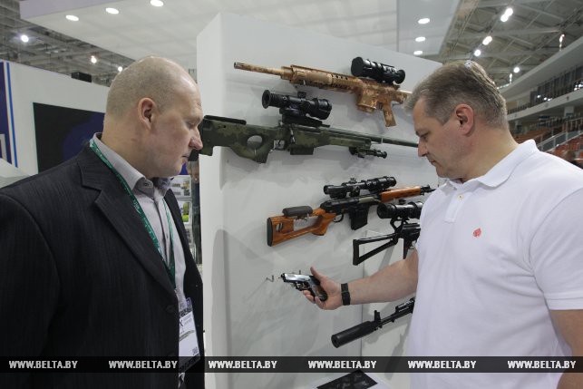 Оружие демонстрирует конструктор первого белорусского пистолета Игорь Васильев