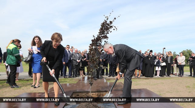 Президент Австрии Александр Ван дер Беллен с супругой сажают дерево