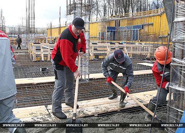 Александр Лукашенко во время республиканского субботника на минском стадионе "Динамо"