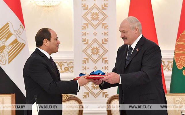 Александр Лукашенко вручает награду Абдель Фаттаху ас-Сиси