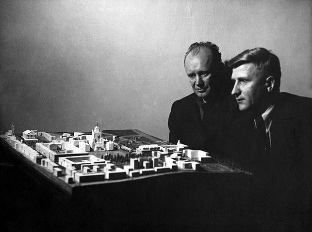 Г.В. Заборский и В.А. Король - будущие народные архитекторы СССР с одним из макетов предполагаемой застройки центральной части Минска