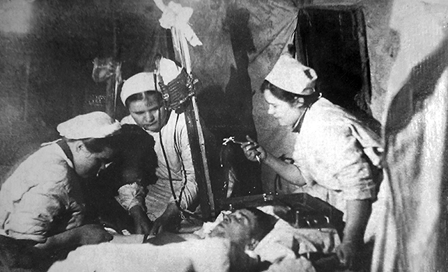 Во время операции в подвижном полевом госпитале в Сталинграде (Валя - слева)