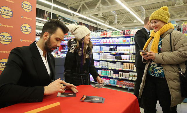 Известный артист подарил поклонникам премьеру своей песни и порадовал автограф-сессией прямо в торговом зале гипермаркета "Евроопт"!