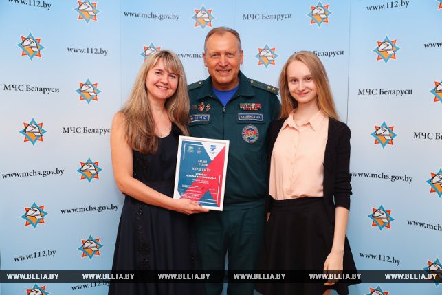 Владимир Ващенко награждает дипломом первой степени Наталью Боровую с дочкой