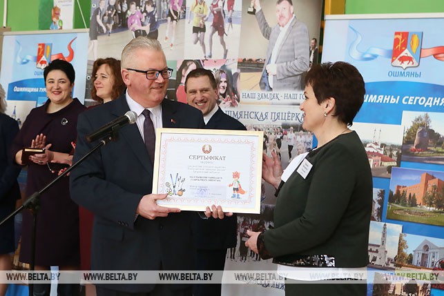 Министр образования Игорь Карпенко передает сертификат на спортинвентарь директору Гольшанской средней школы Марина Гайдукевич