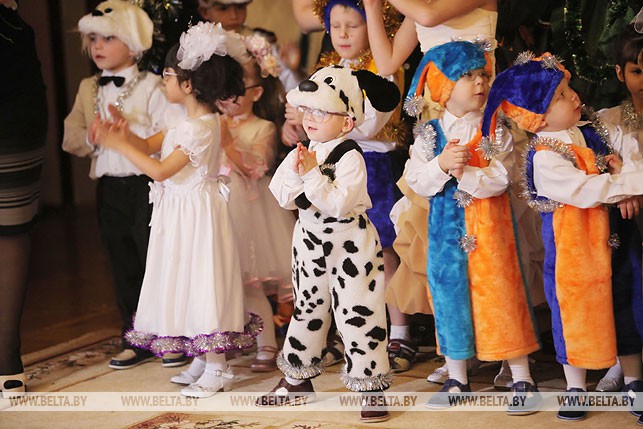 В рамках республиканской благотворительной акции "Наши дети" воспитанникам Мозырского детского дома вручены новогодние подарки от Президента Беларуси. 2014 год