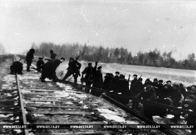 В тылу врага. Партизаны бригады № 37 имени А.Я.Пархоменко разрушают железнодорожное полотно. 1943 год