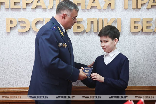 Александр Лашин во время вручения паспорта Юрию Бородуну