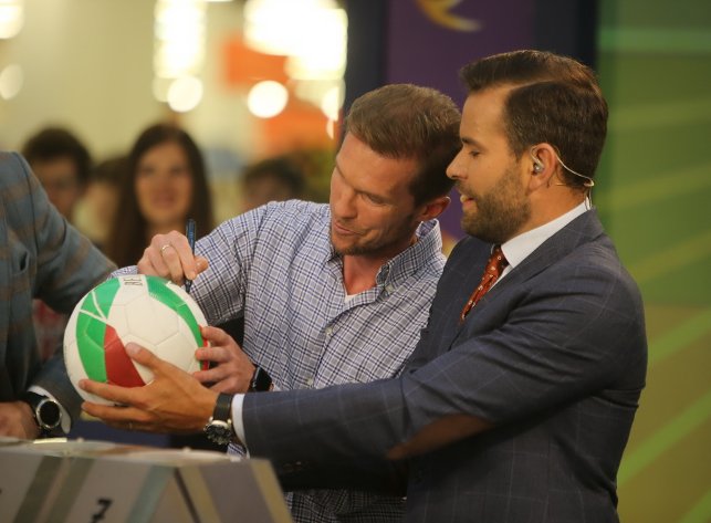Александр Глеб подарил футбольный мяч с автографом счастливчику, выигравшему квартиру
