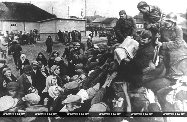 Красноармейцы раздают газеты из Москвы в одном из населенных пунктов Гродненской области. 1939 год