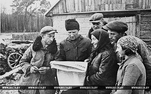 Группа бывших батраков польской помещицы Бийской, получивших землю, читают газету "Правда". 1 октября 1939 года