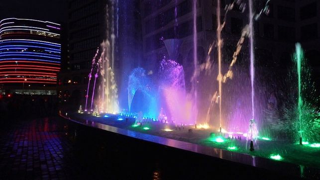 Летними вечерами жители смогут наслаждаться потрясающим светомузыкальным и лазерным шоу фонтана "Дана Танец"!