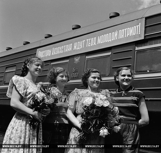 Группа посланцев комсомола из Гродно отправляется в Казахстан на стройки 6-й пятилетки. На перроне Минского вокзала. 1956 год