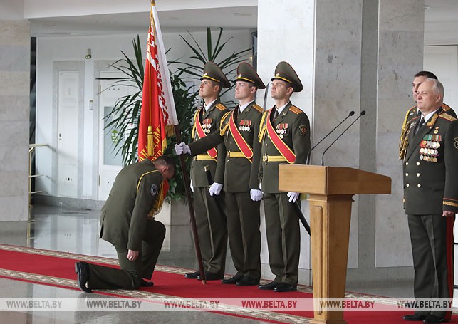 Во время церемонии прощания со знаменем Военной академии
