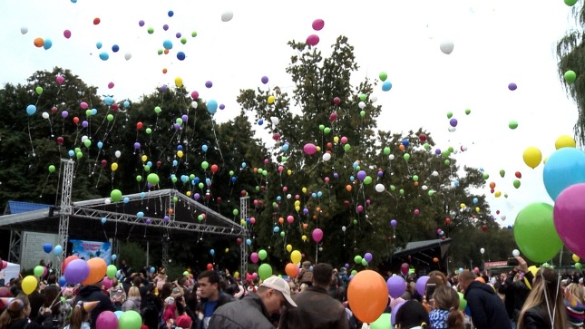 В завершение праздника тысячи детей в шести городах одновременно запустили в небо яркие шары с пожеланиями!
