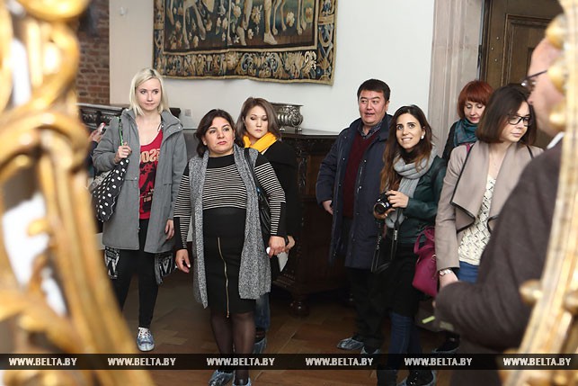 Журналисты из стран СНГ посетили замковый комплекс "Мир"