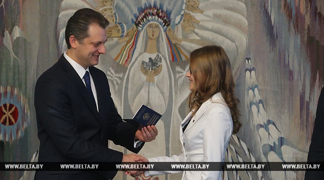 Игорь Бузовский вручает паспорт учащейся средней школы №12 города Витебска Ольге Казакевич