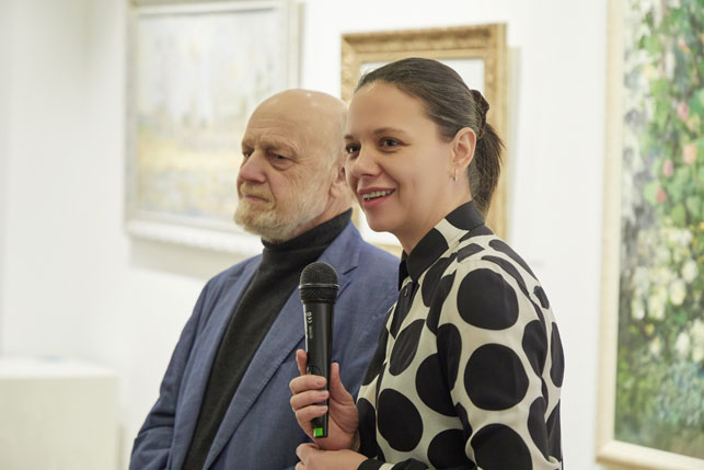 Директор художественной галереи "АртХаос" Лилия Лукашенко и художник Николай Исаенок