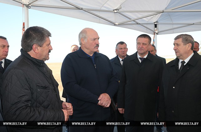 Александр Лукашенко во время посещения ОАО "Кухчицы"
