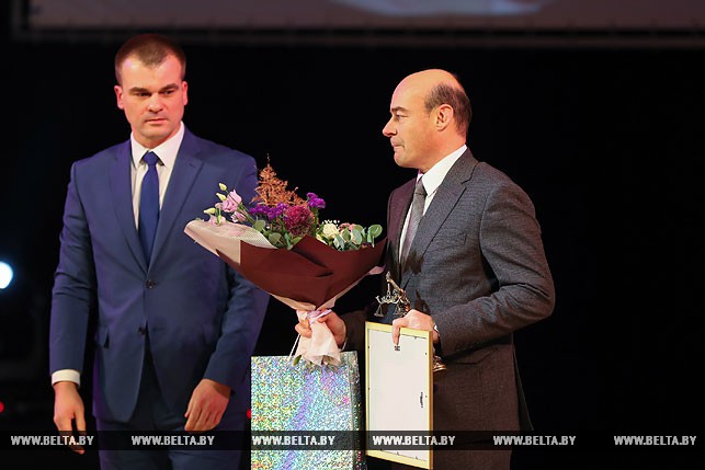 Диплом вручает министр юстиции Олег Слижевский Эдуарду Малиновскому.