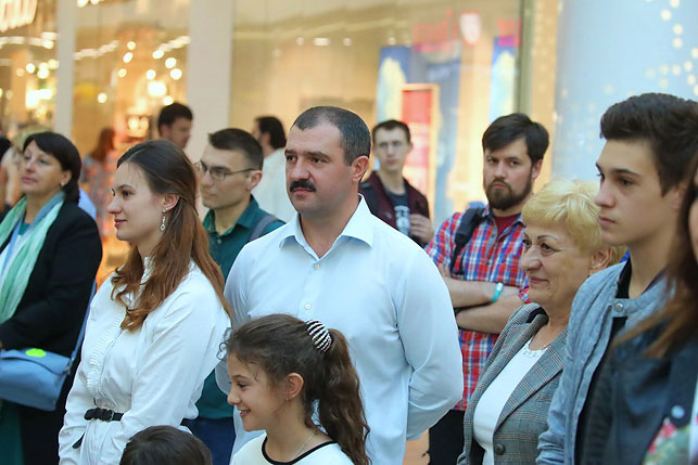 Помощник Президента по национальной безопасности Виктор Лукашенко пришел на открытие выставки со своими детьми - проектом, который организовала их мама, можно гордиться!