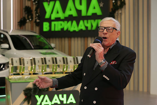 Также зрители услышали любимые хиты от Олега Жукова - "Люди встречаются " и "Не переживай"