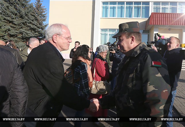 Посол Германии в Беларуси Петер Деттмар и министр обороны Андрей Равков