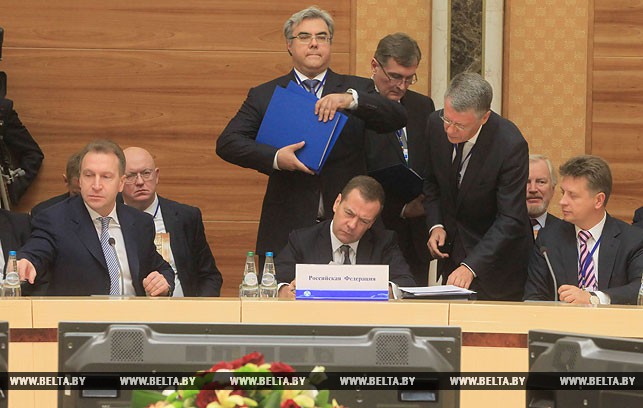 Дмитрий Медведев во время подписания документов по итогам встречи