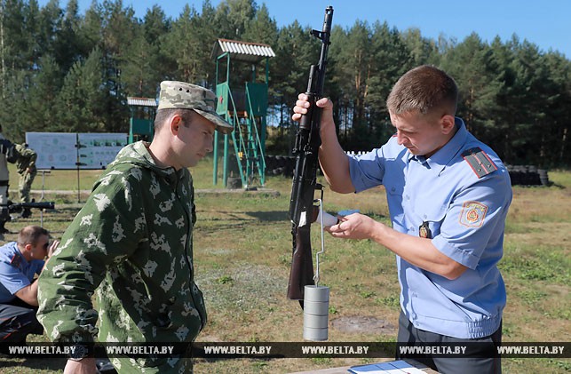 Проверяет оружие старший лейтенант милиции Николай Громко