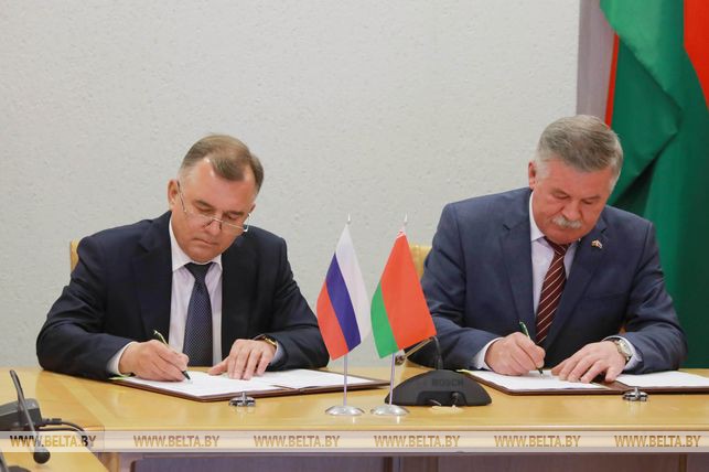 Владимир Кулишов и Анатолий Лаппо во время подписания решения коллегии по работе заседания