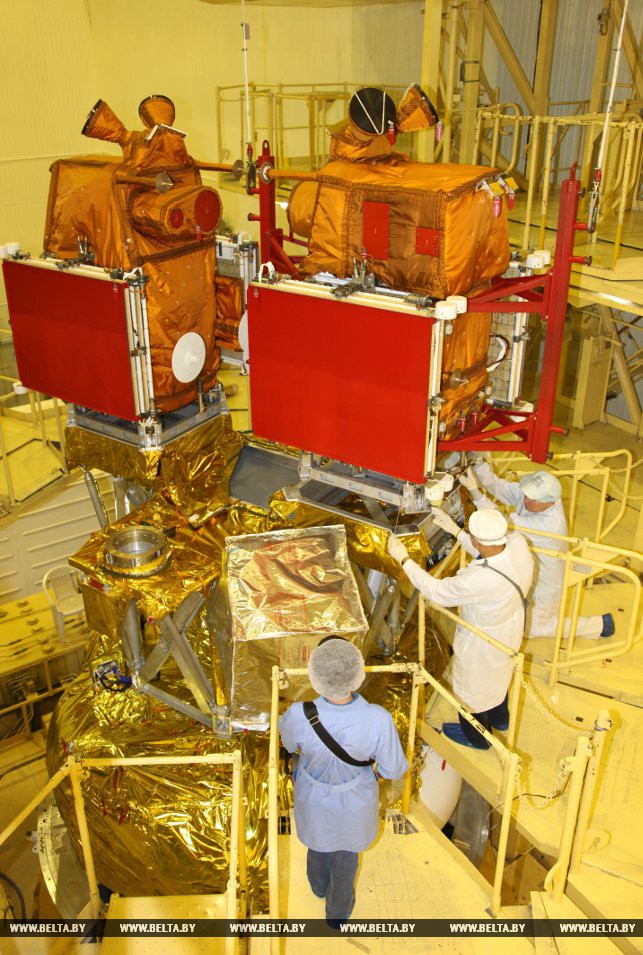 Подготовка Белорусского спутника дистанционного зондирования Земли к запуску. 22 июля 2012 года