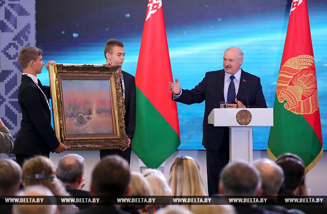 Александру Лукашенко подарили картину, написанную космонавтом Алексеем Леоновым