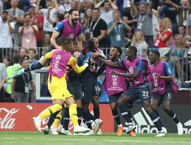 Французские футболисты радуются победе. Фото Синьхуа - БЕЛТА