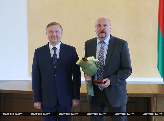Директор Института философии НАН Беларуси Анатолий Лазаревич награжден медалью Франциска Скорины