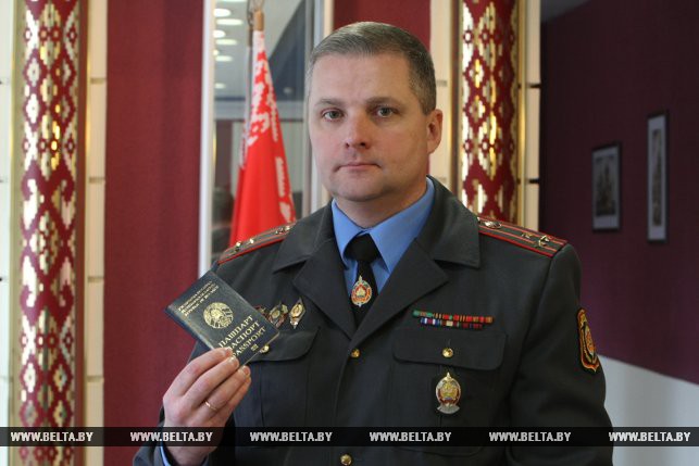 Павел Хрищенович с биометрическим паспортом