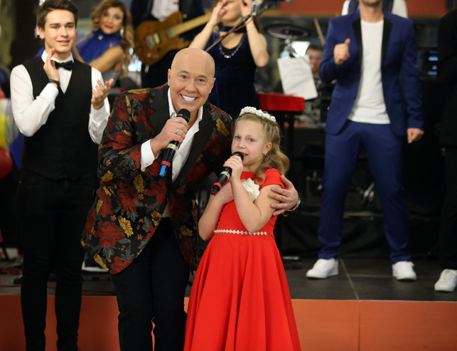 Ярким финалом праздничного розыгрыша стало выступление Александра Солодухи, который спел со своей дочкой Варварой!